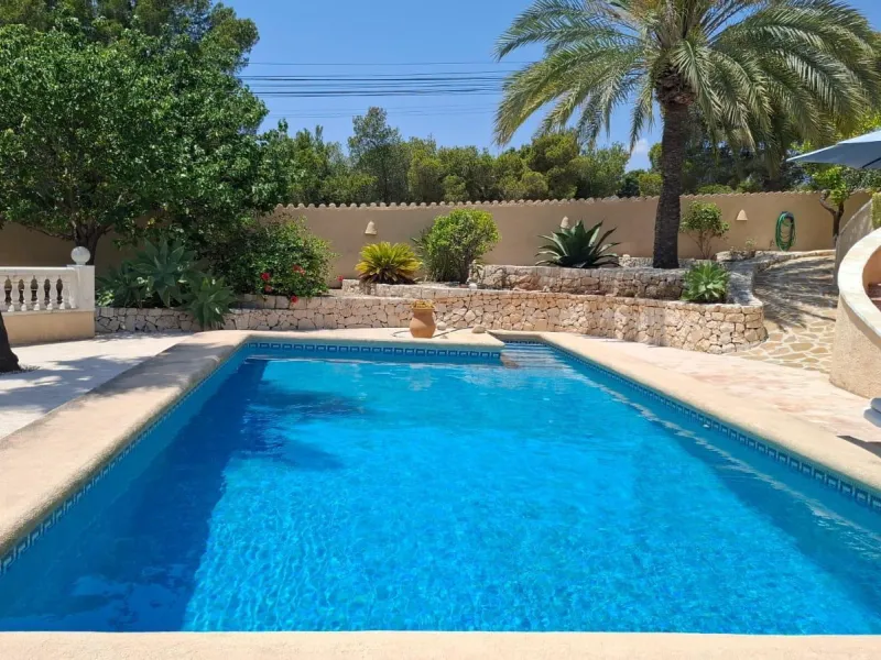 Villa con vistas al mar, piscina privada y apartamento independiente en Benissa