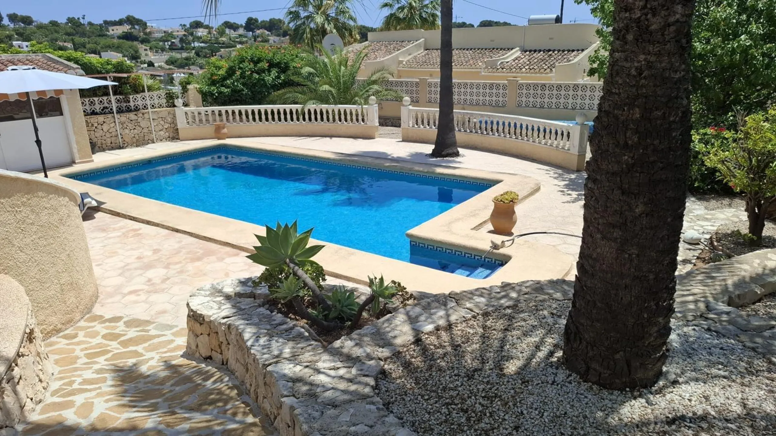 Villa con vistas al mar, piscina privada y apartamento independiente en Benissa