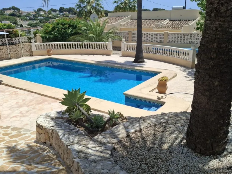 Villa con vistas al mar, piscina privada y apartamento independiente en Benissa