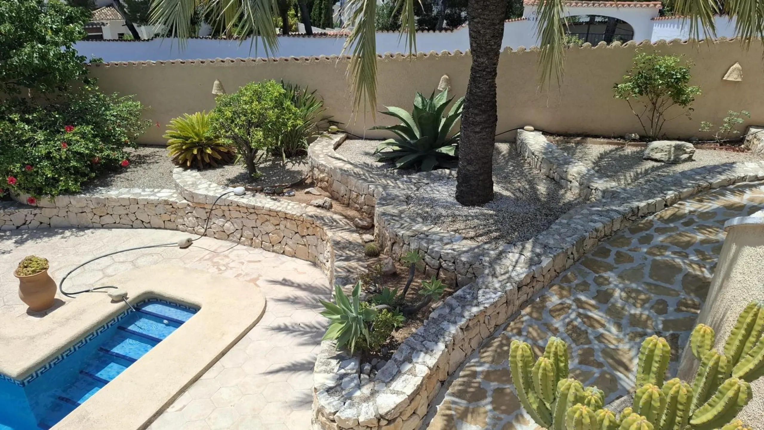 Villa con vistas al mar, piscina privada y apartamento independiente en Benissa