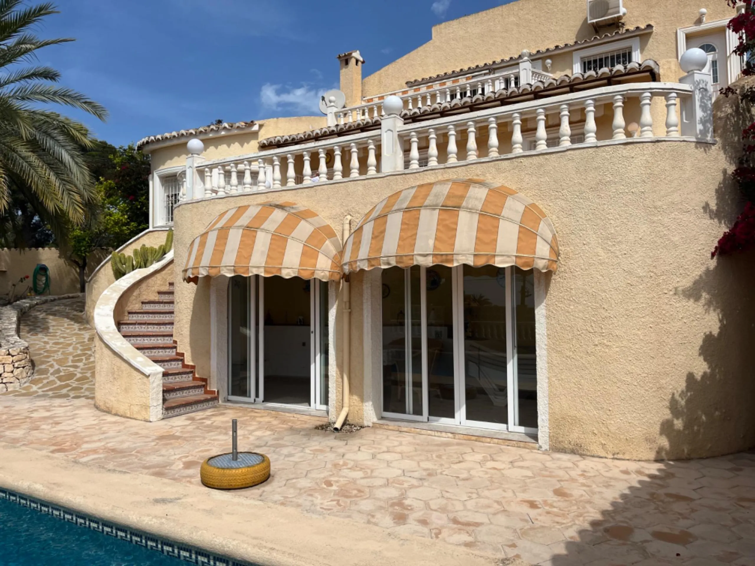 Villa con vistas al mar, piscina privada y apartamento independiente en Benissa