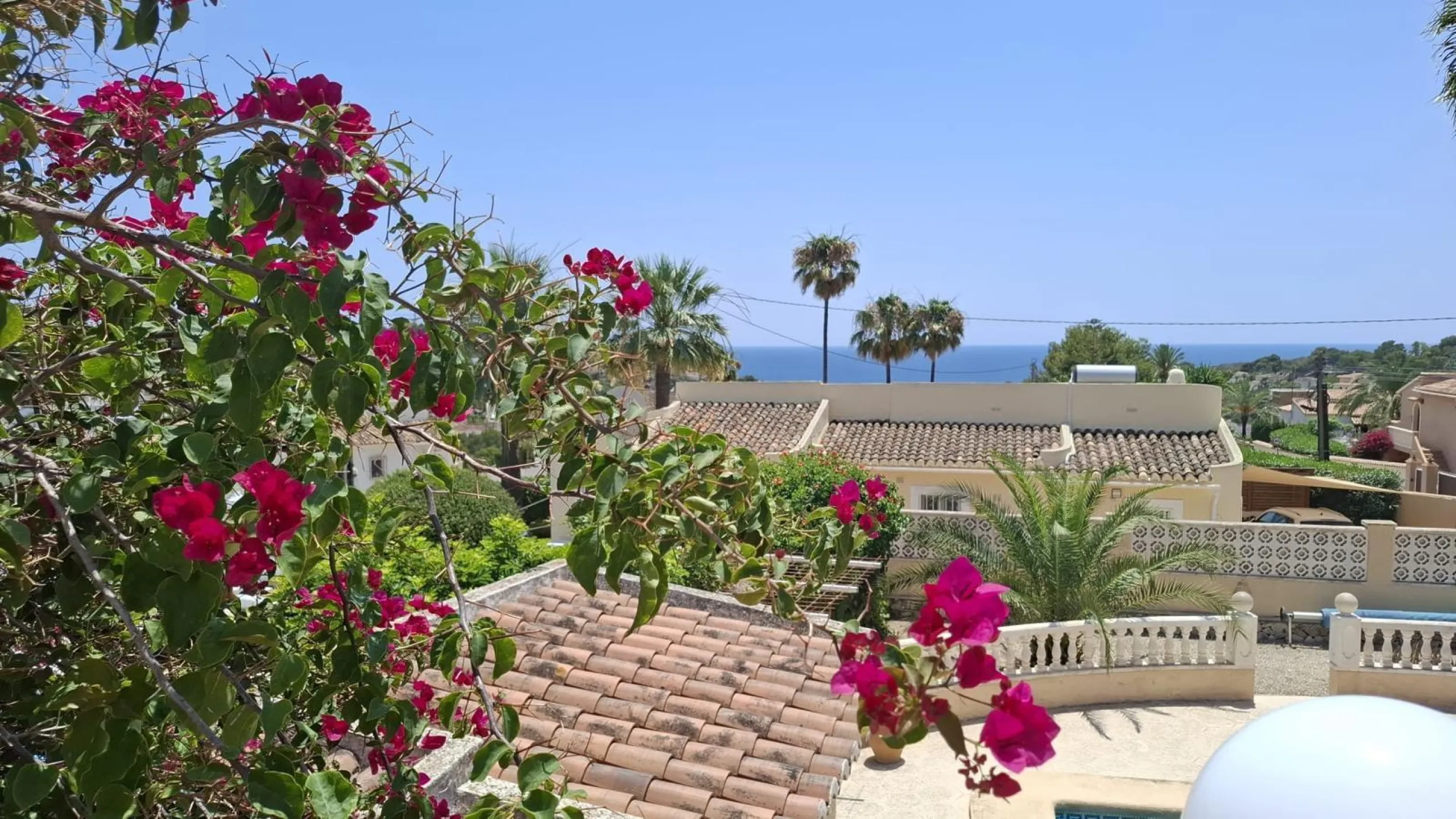 Villa con vistas al mar, piscina privada y apartamento independiente en Benissa