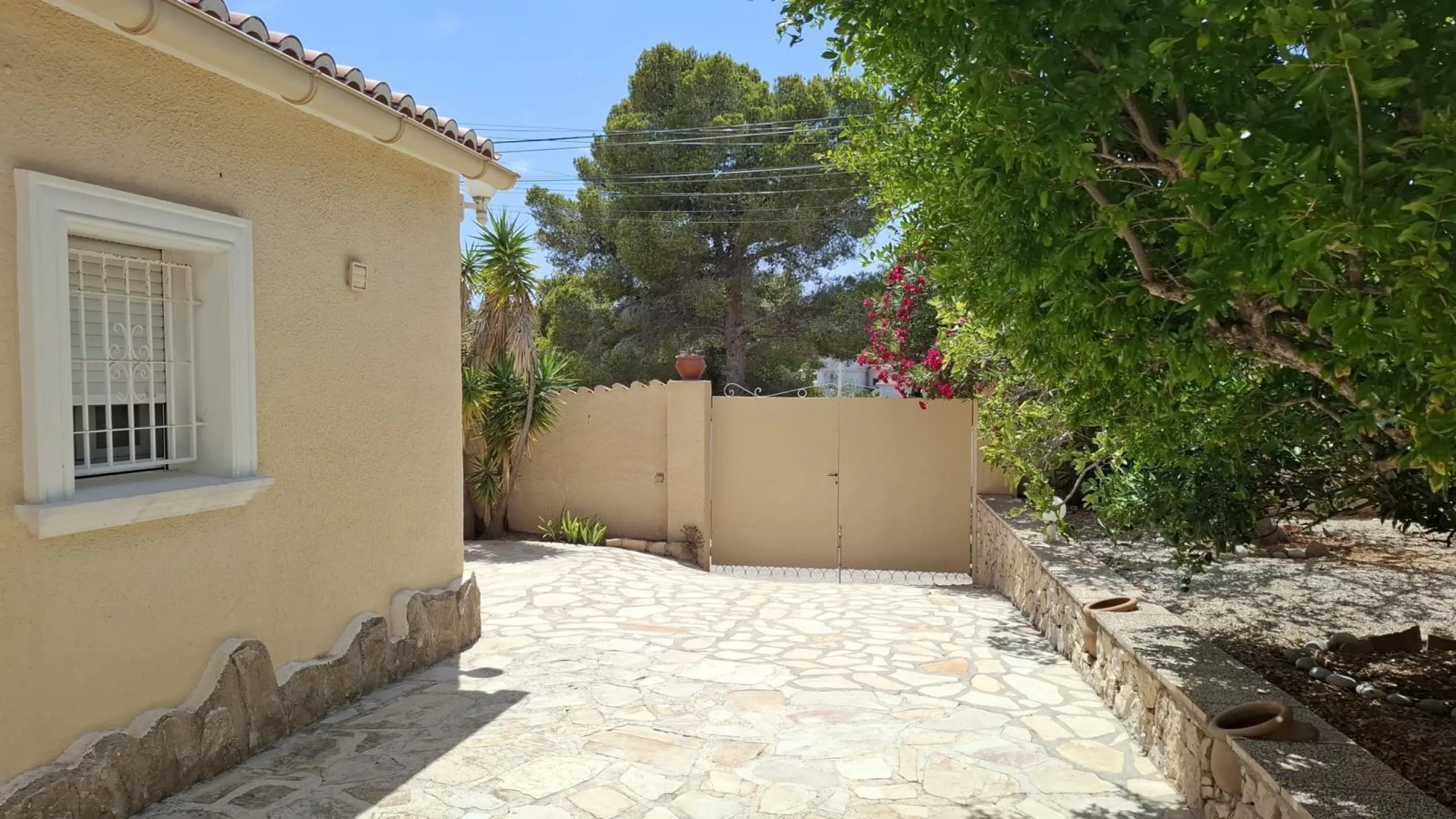 Villa con vistas al mar, piscina privada y apartamento independiente en Benissa
