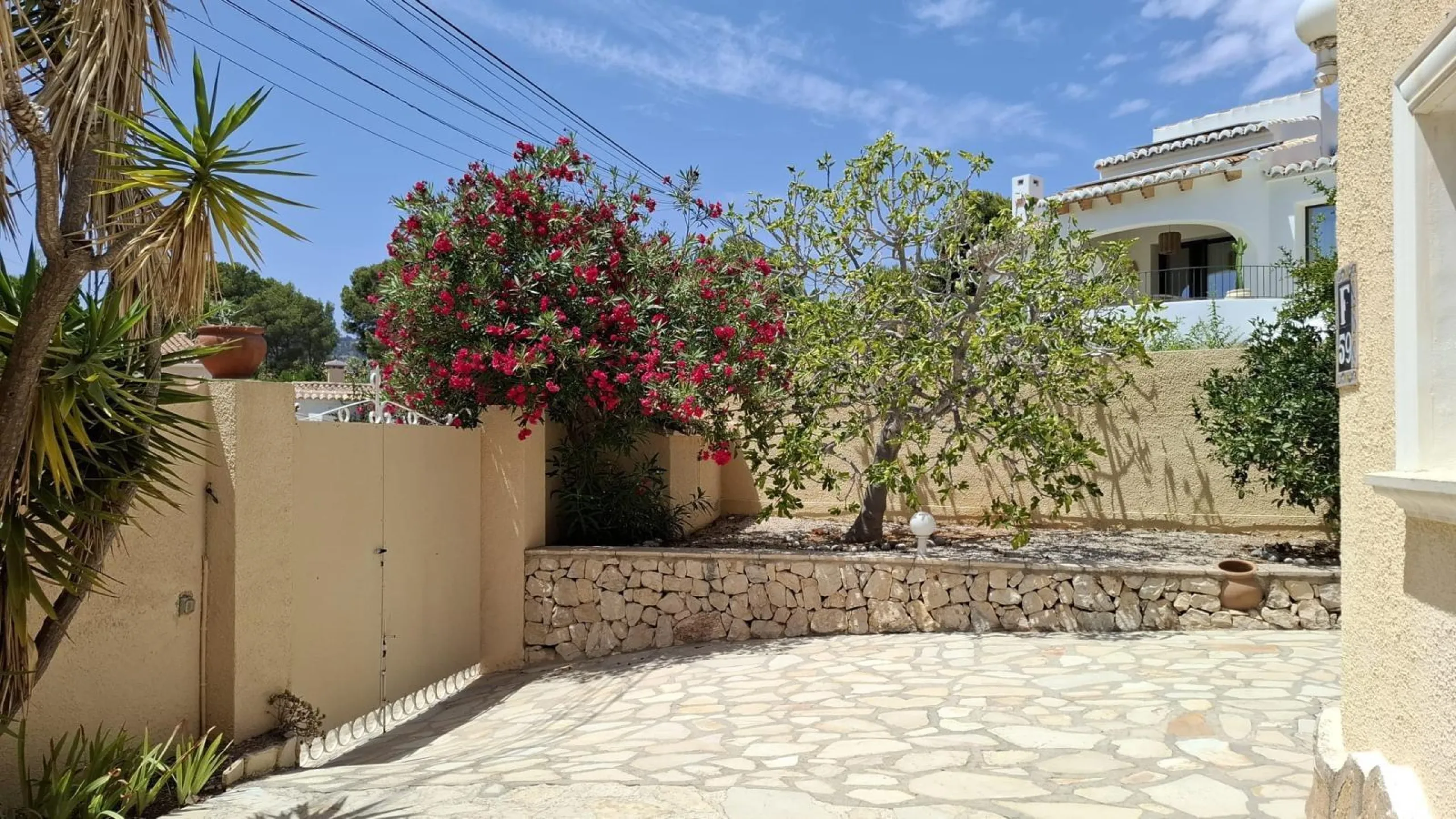 Villa con vistas al mar, piscina privada y apartamento independiente en Benissa