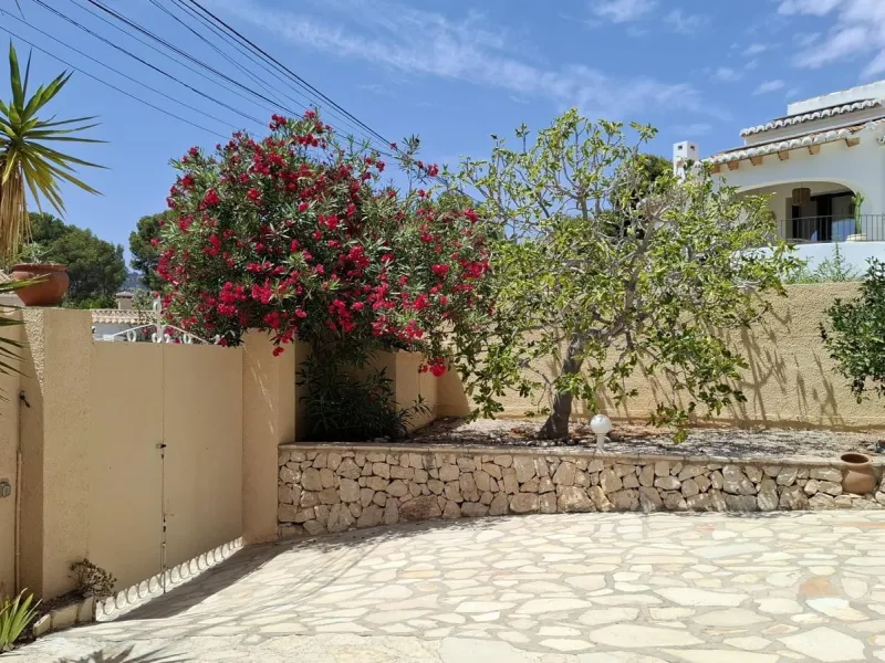 Villa con vistas al mar, piscina privada y apartamento independiente en Benissa