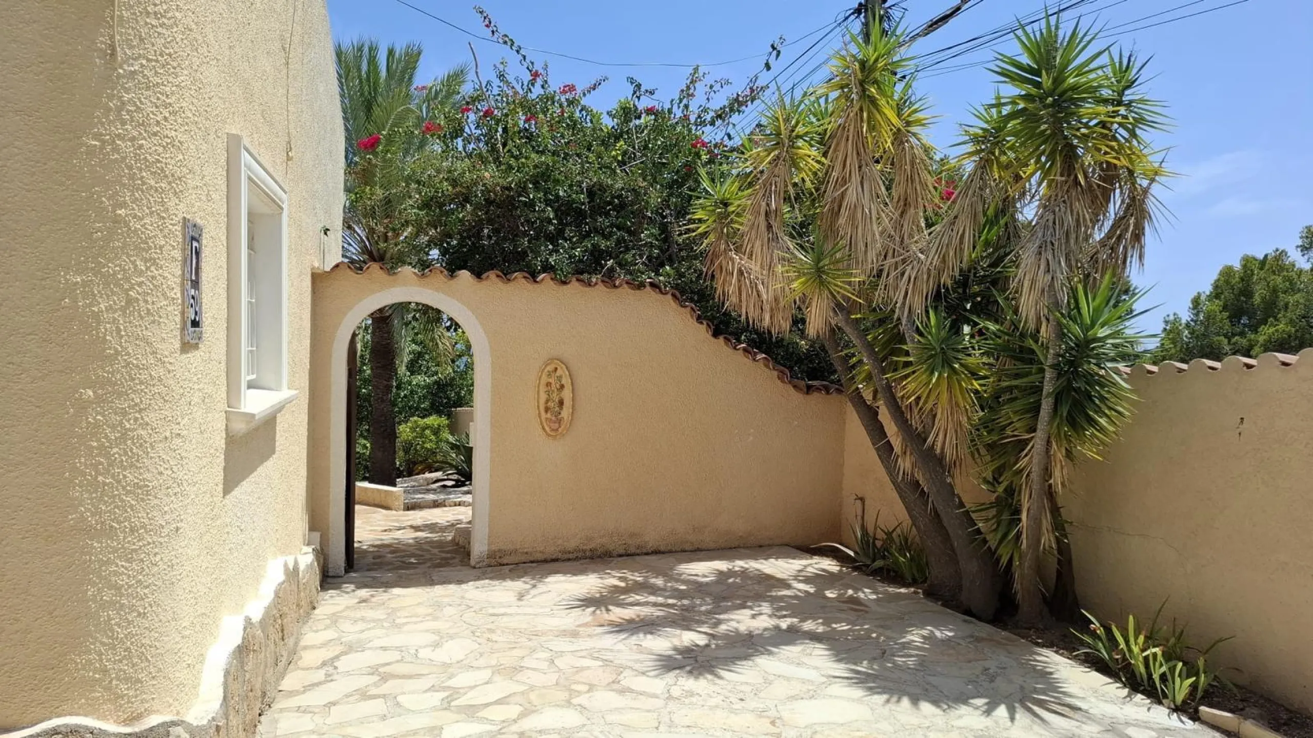 Villa con vistas al mar, piscina privada y apartamento independiente en Benissa