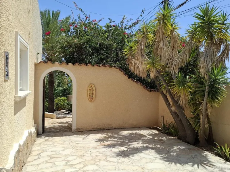 Villa con vistas al mar, piscina privada y apartamento independiente en Benissa