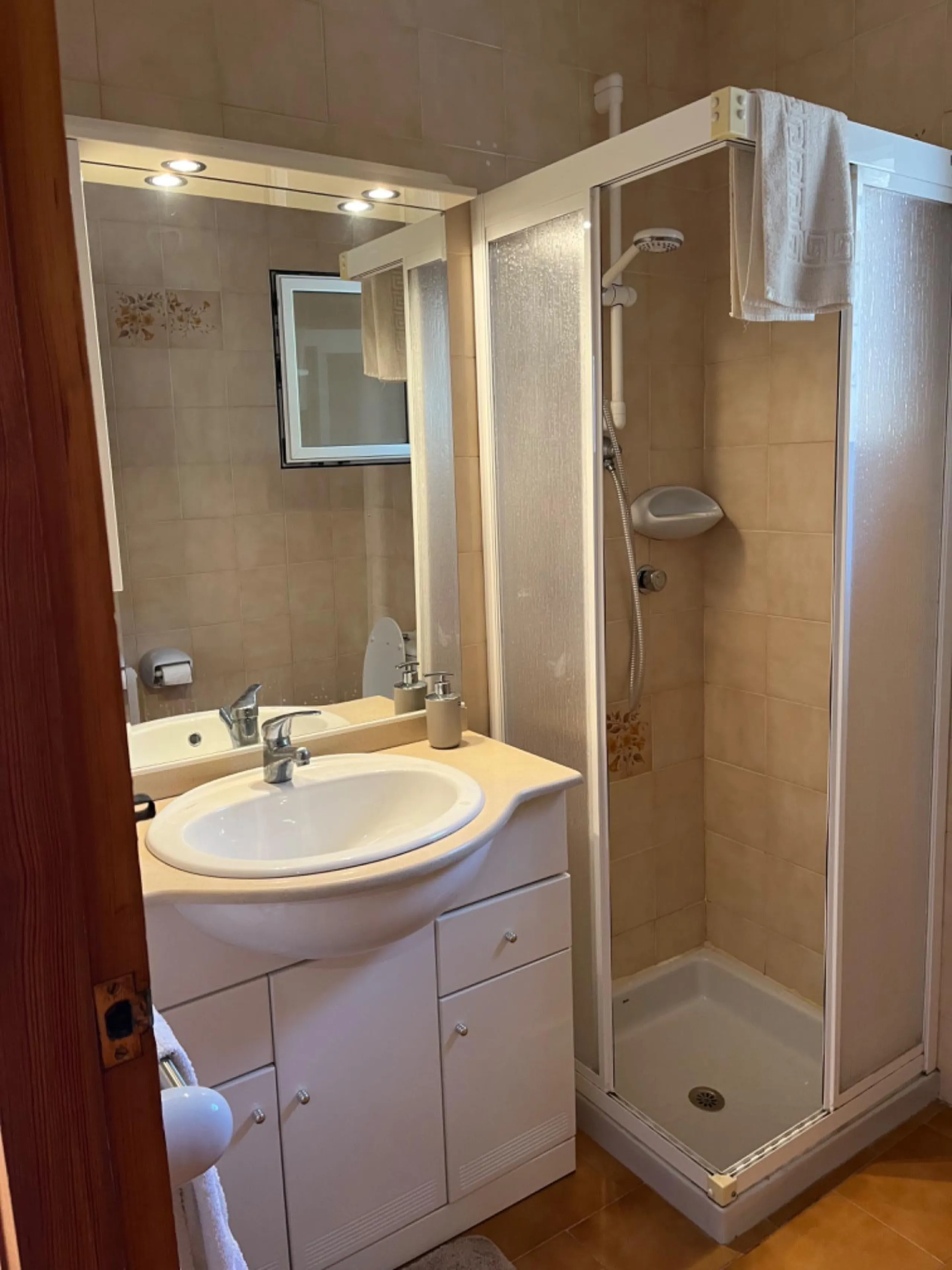Villa con vistas al mar, piscina privada y apartamento independiente en Benissa