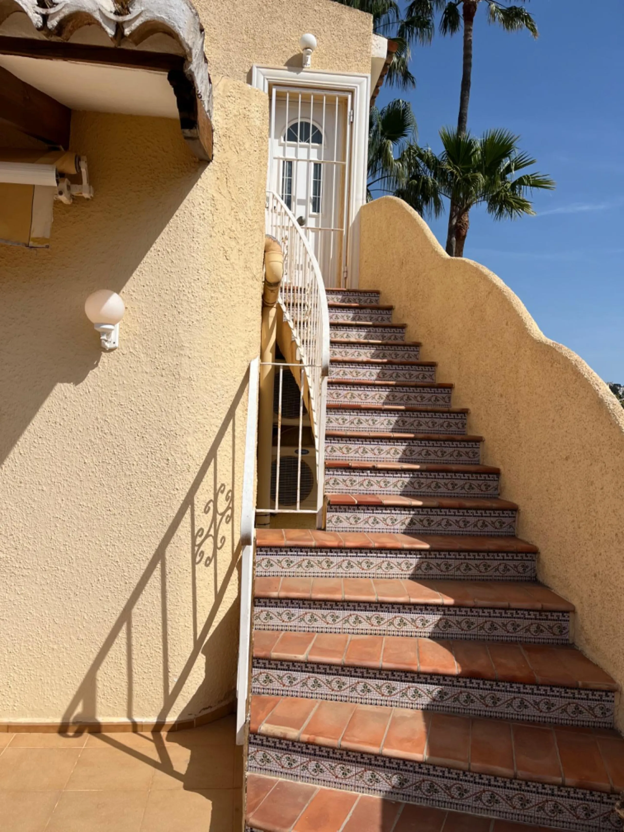 Villa con vistas al mar, piscina privada y apartamento independiente en Benissa