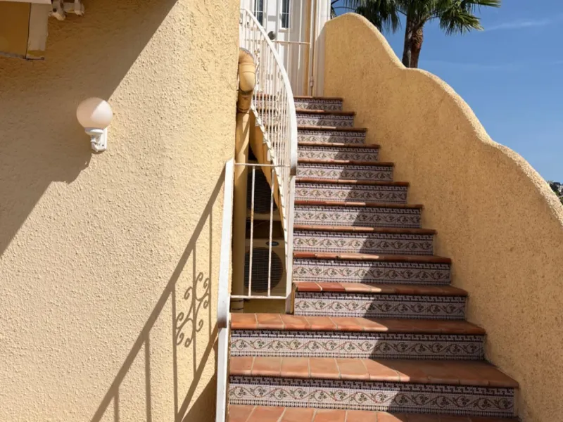 Villa con vistas al mar, piscina privada y apartamento independiente en Benissa
