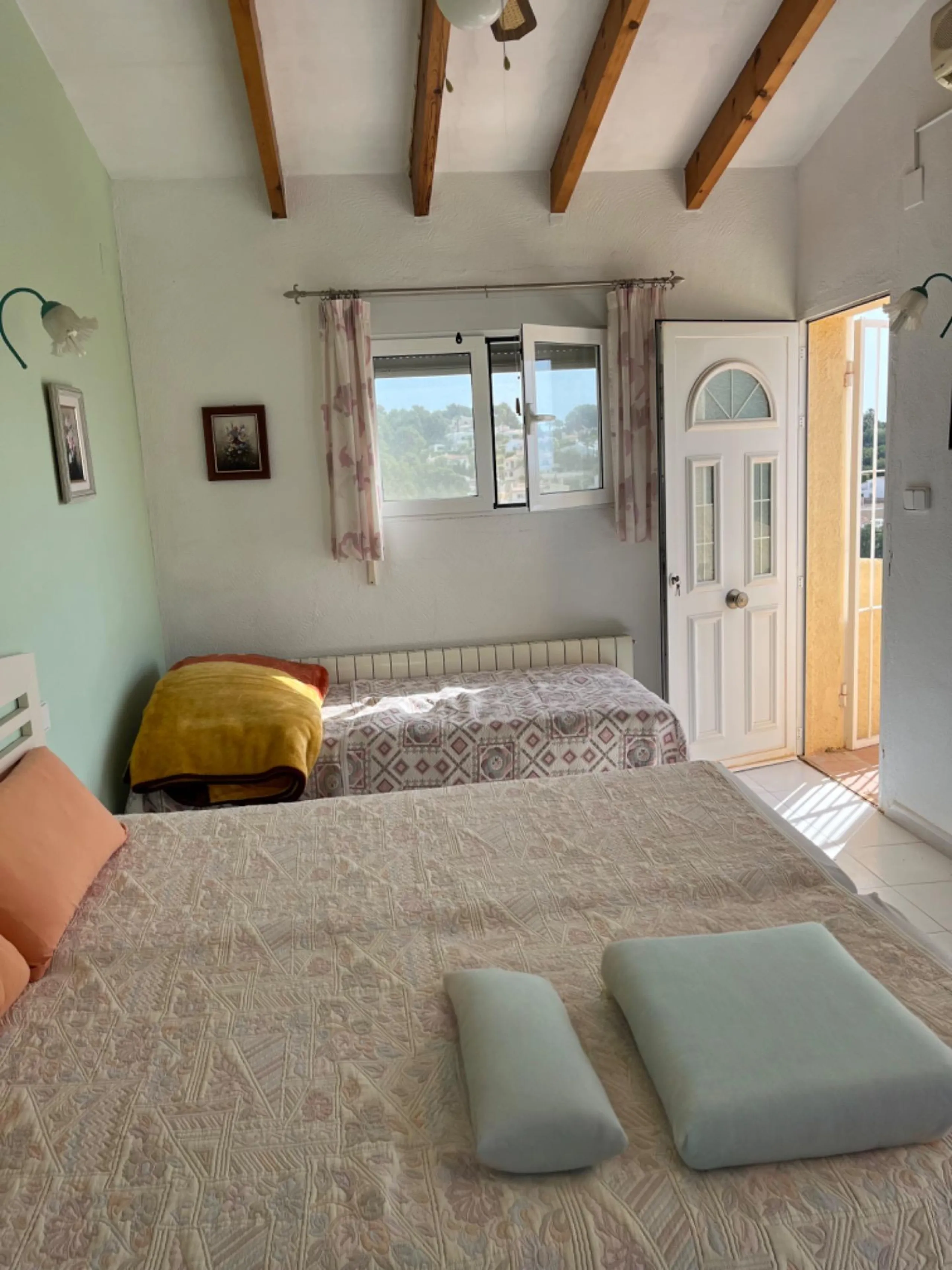 Villa con vistas al mar, piscina privada y apartamento independiente en Benissa