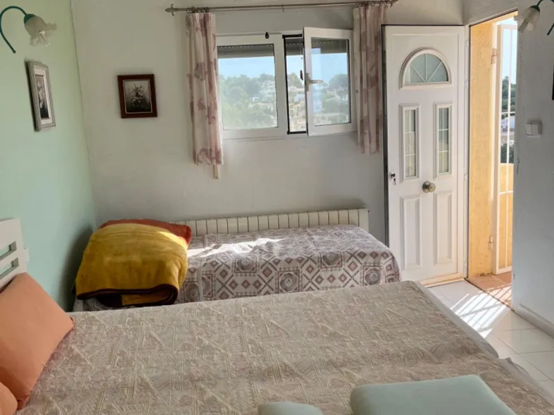 Villa con vistas al mar, piscina privada y apartamento independiente en Benissa