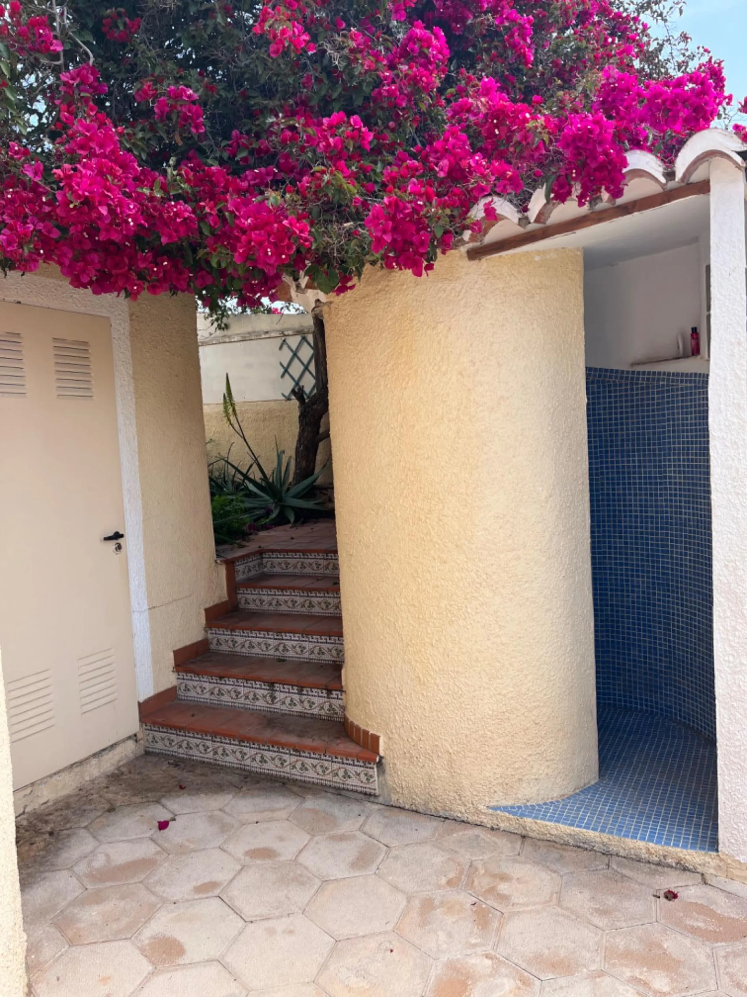 Villa con vistas al mar, piscina privada y apartamento independiente en Benissa