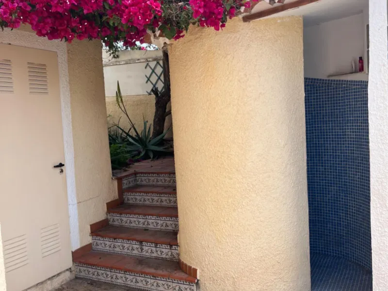 Villa con vistas al mar, piscina privada y apartamento independiente en Benissa