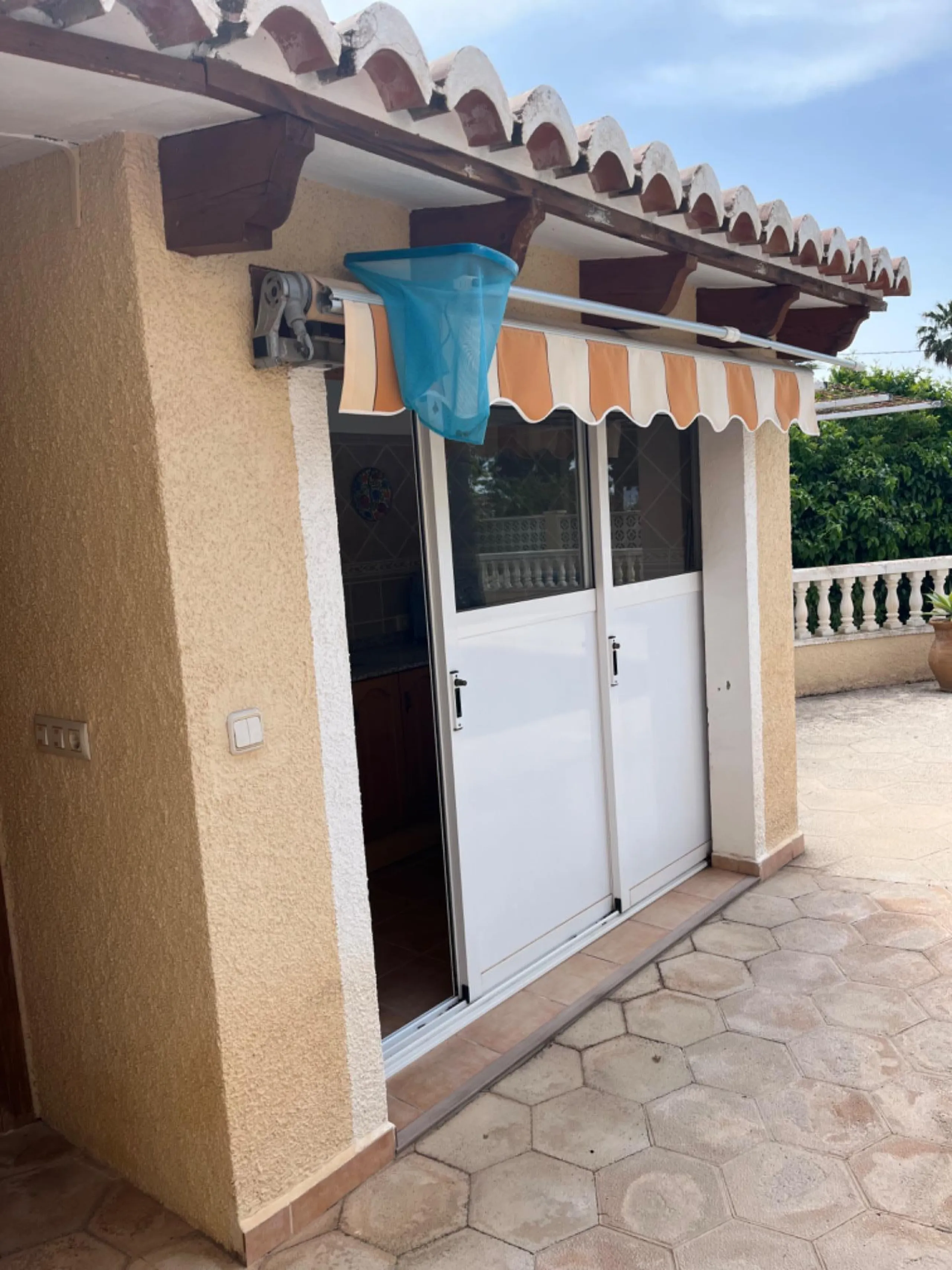 Villa con vistas al mar, piscina privada y apartamento independiente en Benissa