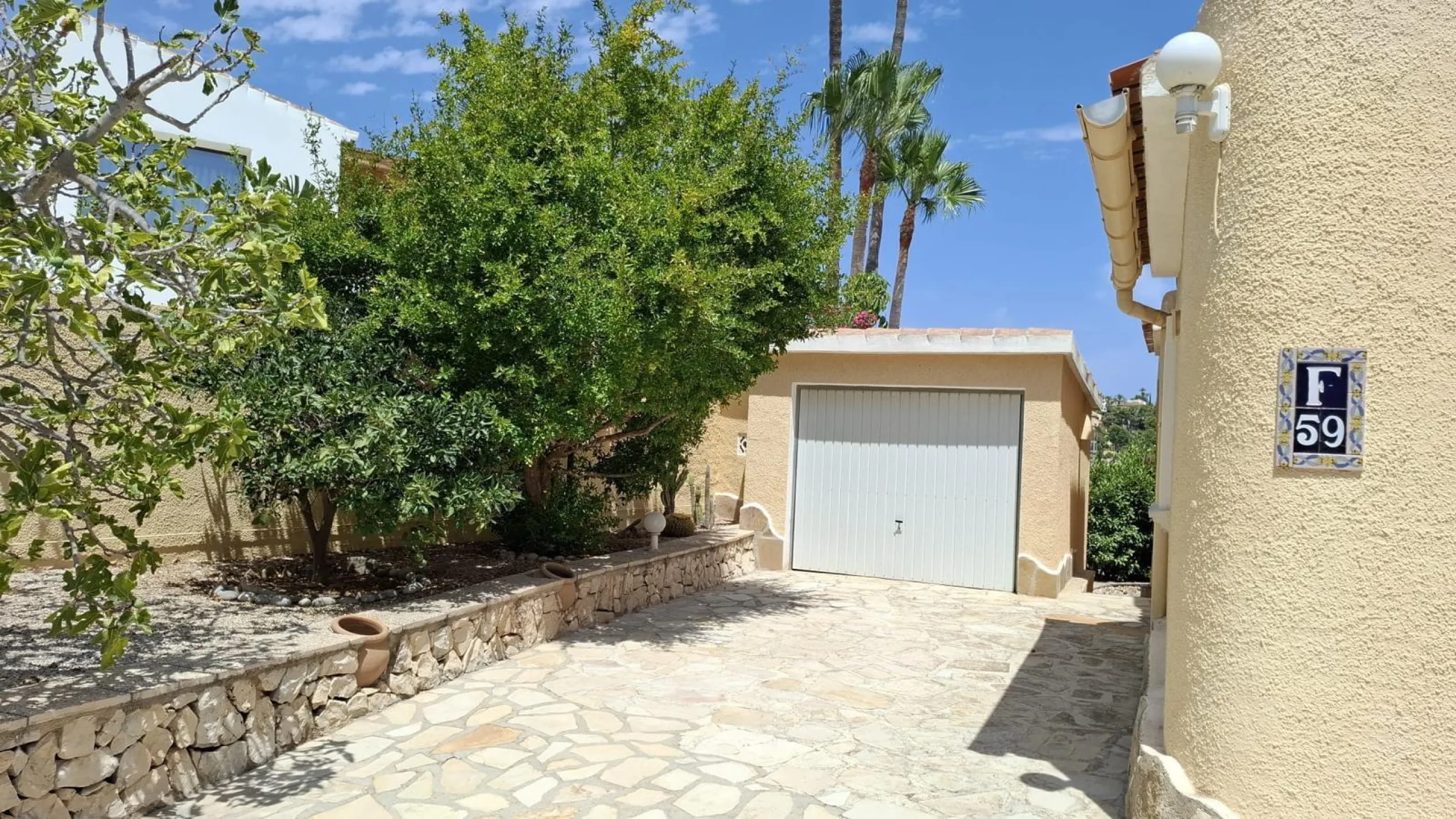 Villa con vistas al mar, piscina privada y apartamento independiente en Benissa