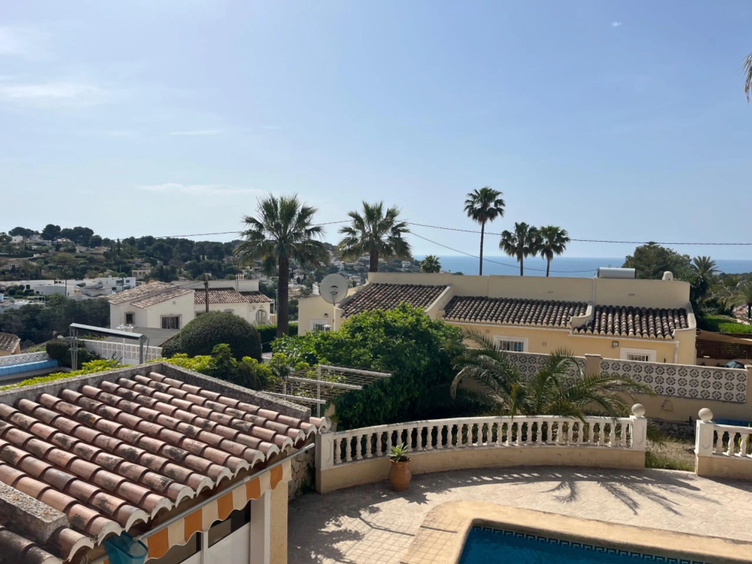 Villa con vistas al mar, piscina privada y apartamento independiente en Benissa