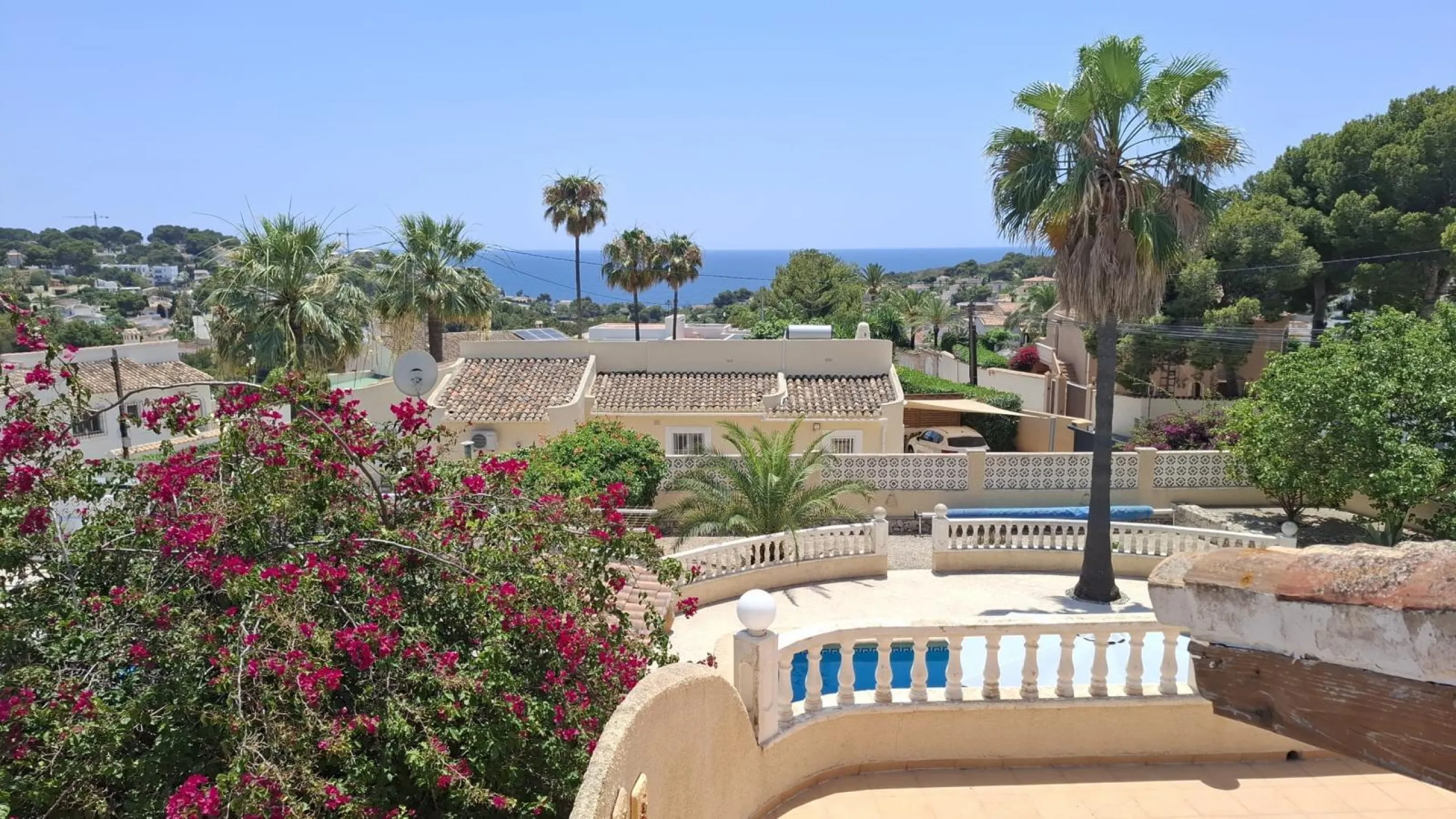 Villa con vistas al mar, piscina privada y apartamento independiente en Benissa