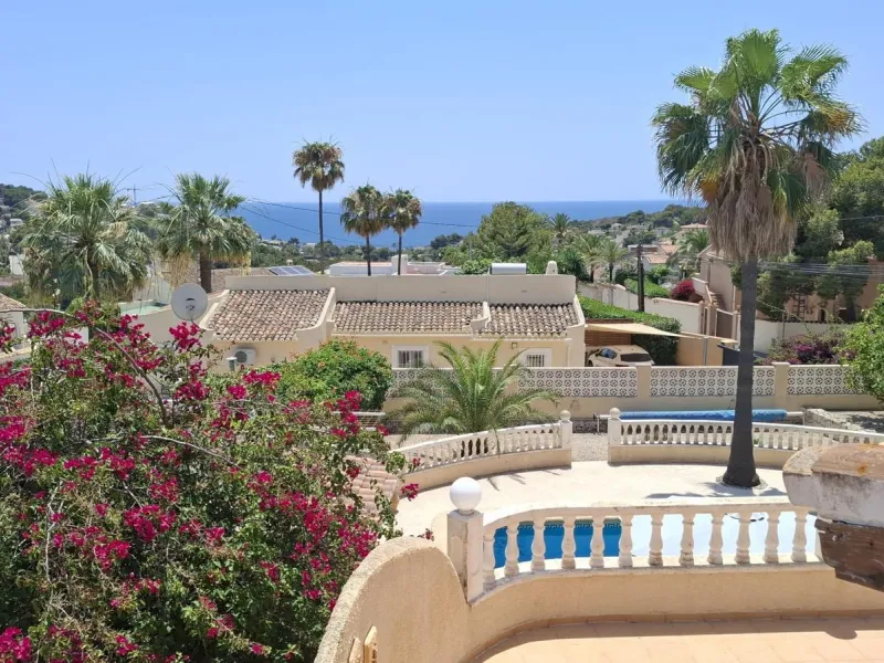 Villa con vistas al mar, piscina privada y apartamento independiente en Benissa