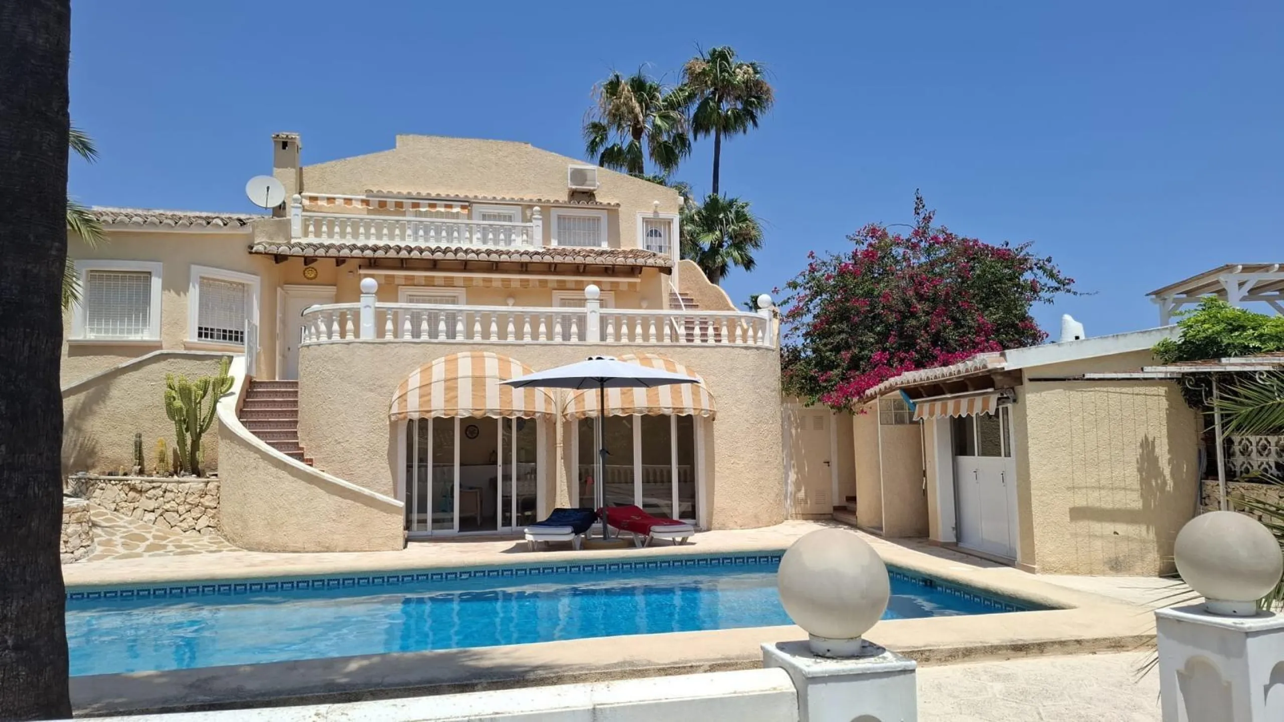 Villa con vistas al mar, piscina privada y apartamento independiente en Benissa