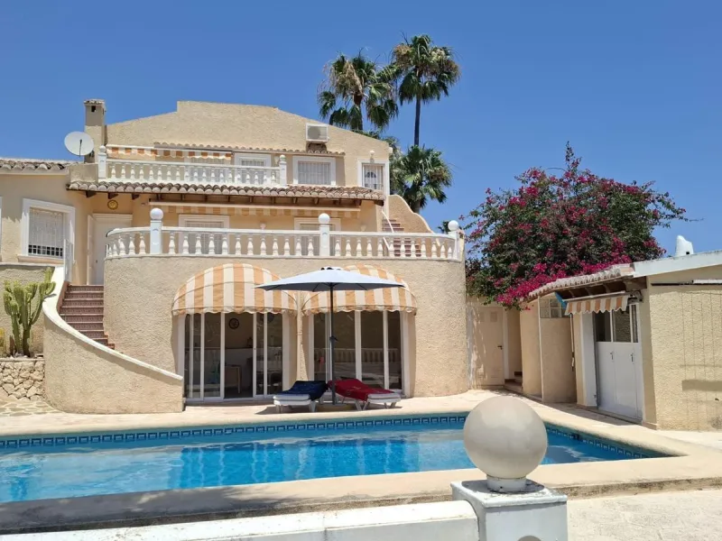 Villa con vistas al mar, piscina privada y apartamento independiente en Benissa