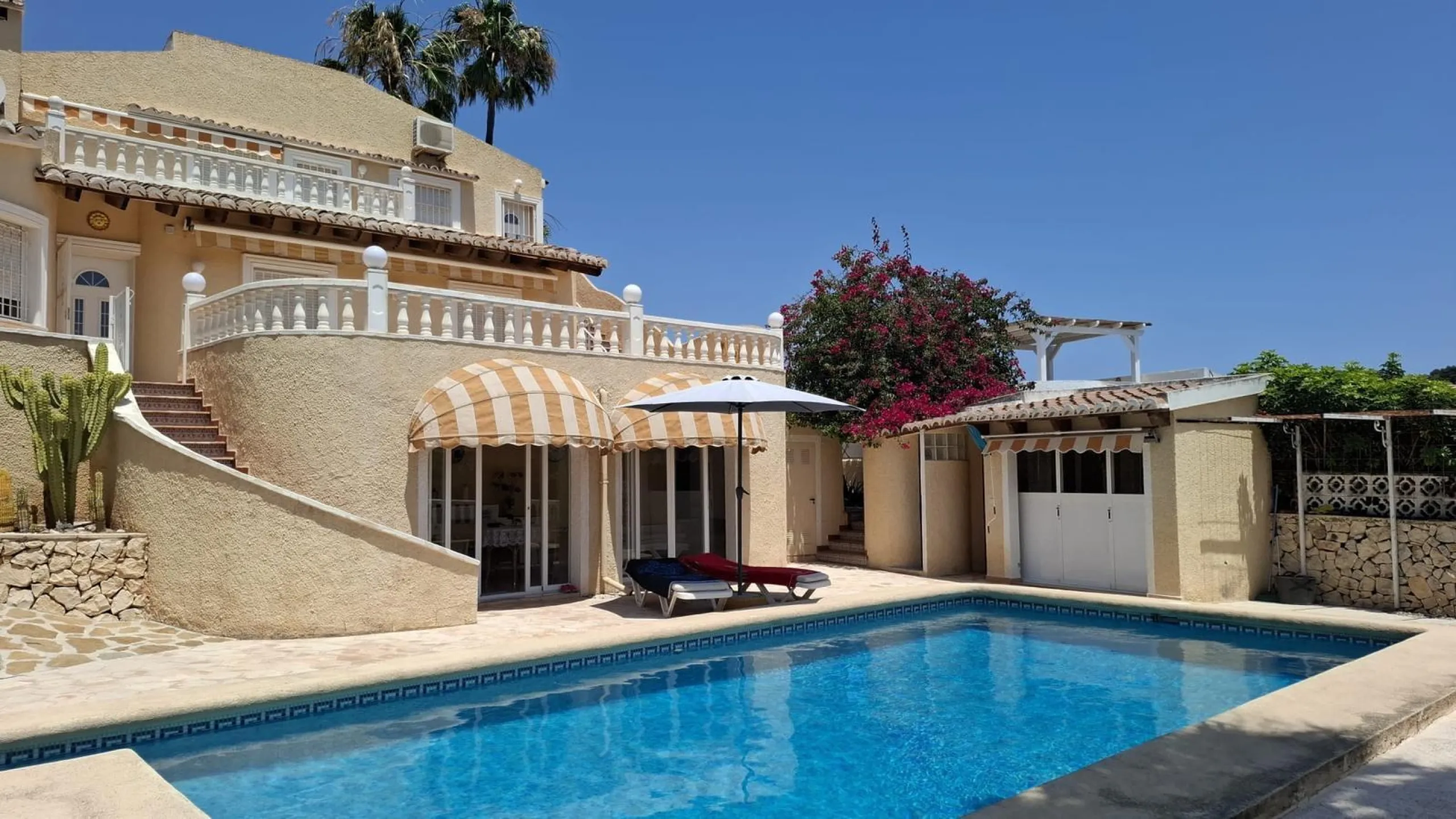 Villa con vistas al mar, piscina privada y apartamento independiente en Benissa