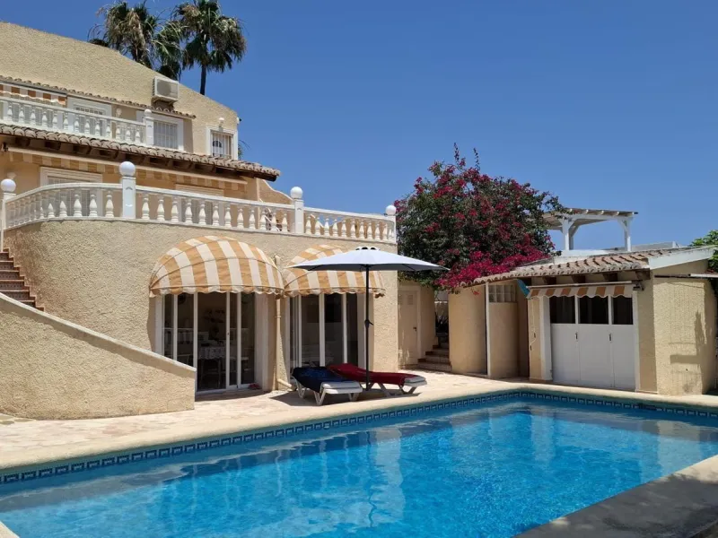 Villa con vistas al mar, piscina privada y apartamento independiente en Benissa