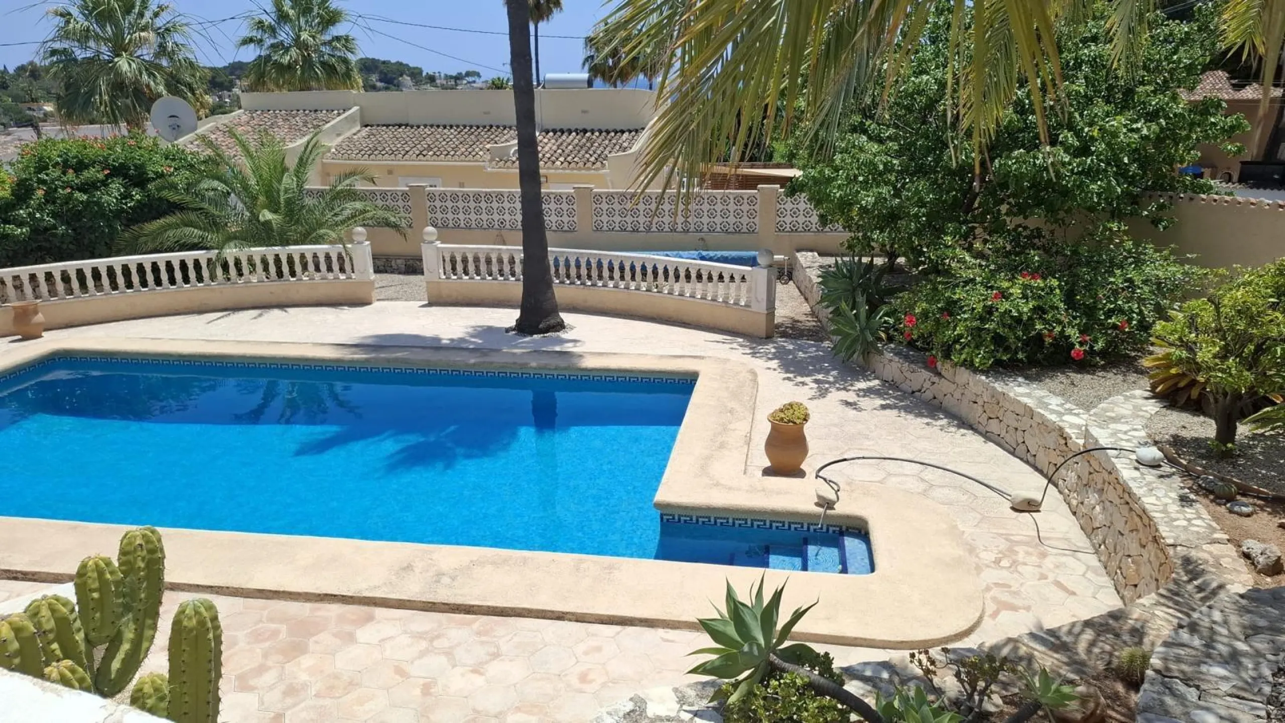 Villa con vistas al mar, piscina privada y apartamento independiente en Benissa