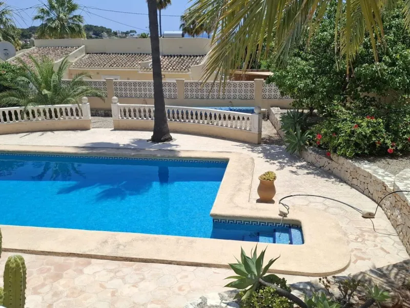 Villa con vistas al mar, piscina privada y apartamento independiente en Benissa