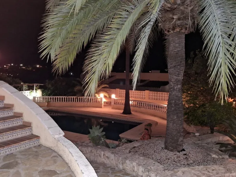 Villa con vistas al mar, piscina privada y apartamento independiente en Benissa