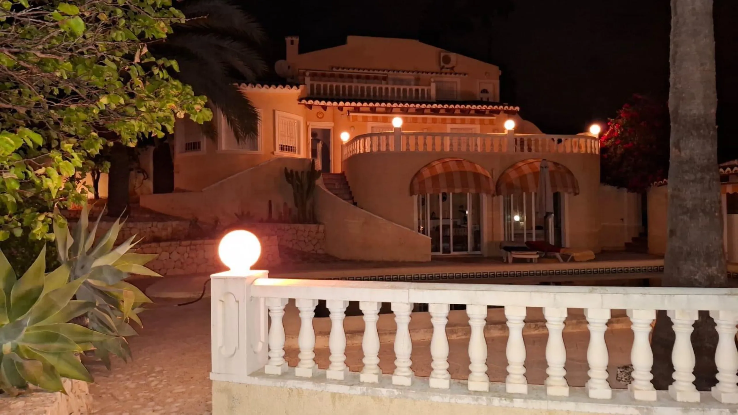 Villa con vistas al mar, piscina privada y apartamento independiente en Benissa