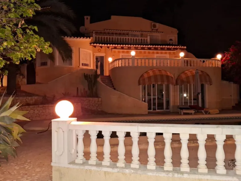 Villa con vistas al mar, piscina privada y apartamento independiente en Benissa