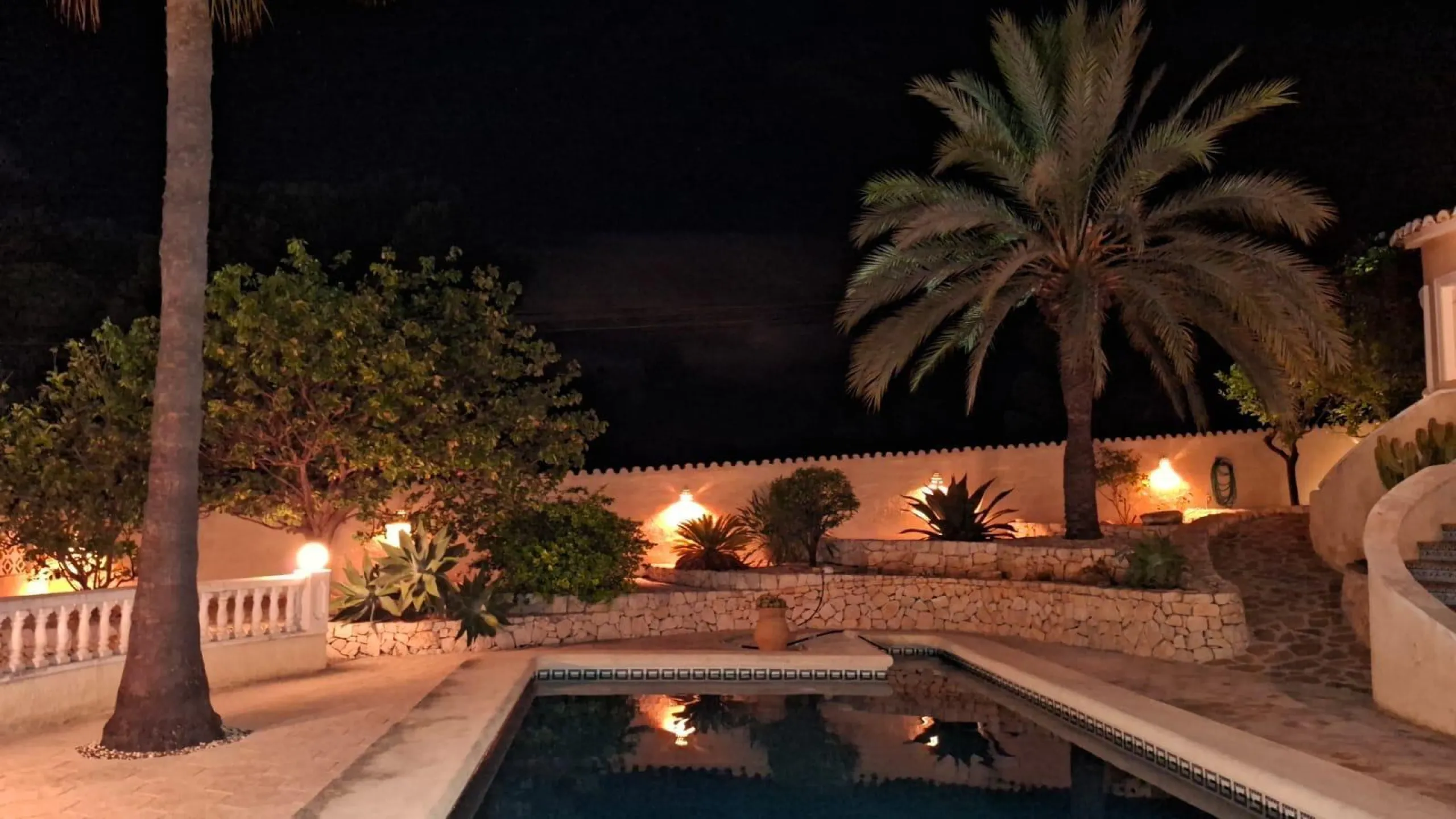 Villa con vistas al mar, piscina privada y apartamento independiente en Benissa