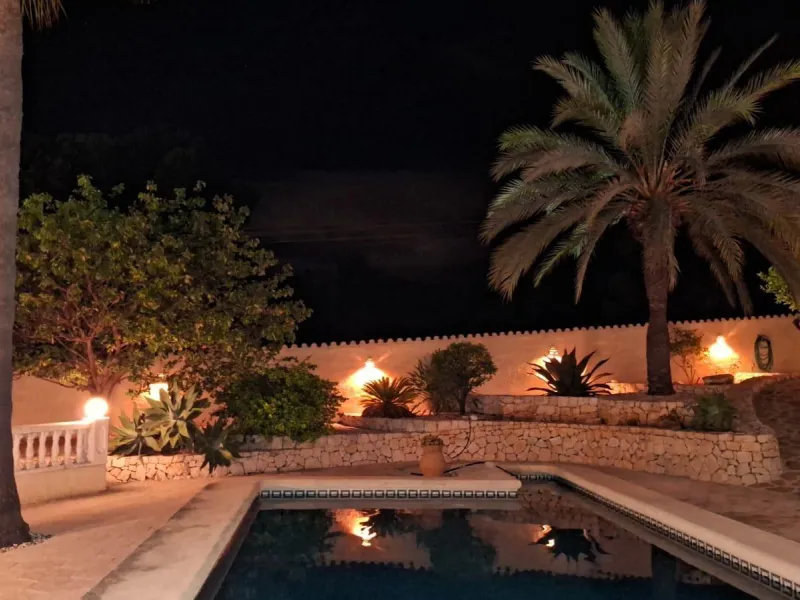 Villa con vistas al mar, piscina privada y apartamento independiente en Benissa