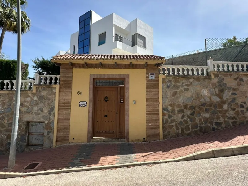 LUXURY DETACHED VILLA WITH PRIVATE POOL IN LOS BALCONES — LARGE PLOT & FULL PRIVACY