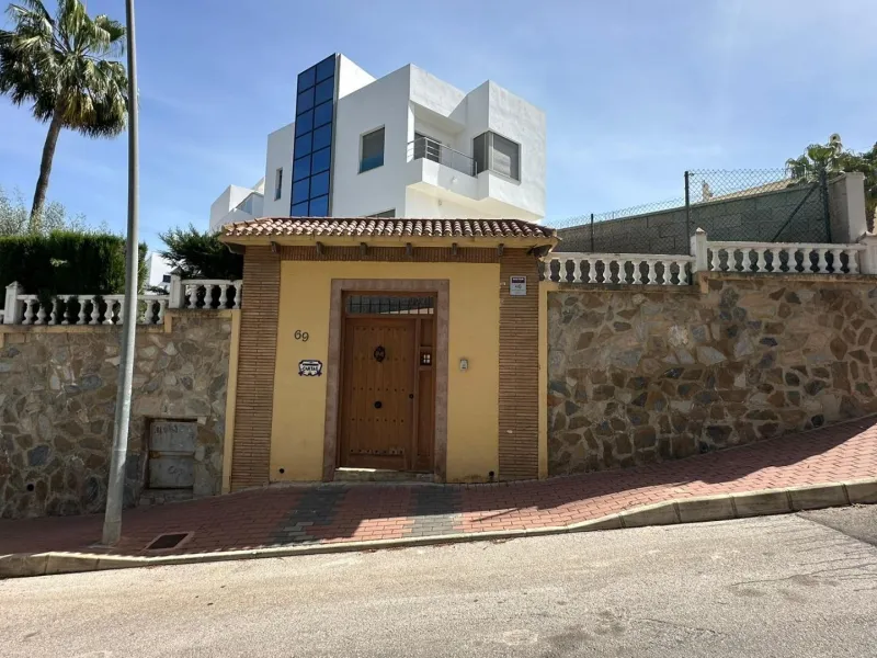 LUXURY DETACHED VILLA WITH PRIVATE POOL IN LOS BALCONES — LARGE PLOT & FULL PRIVACY