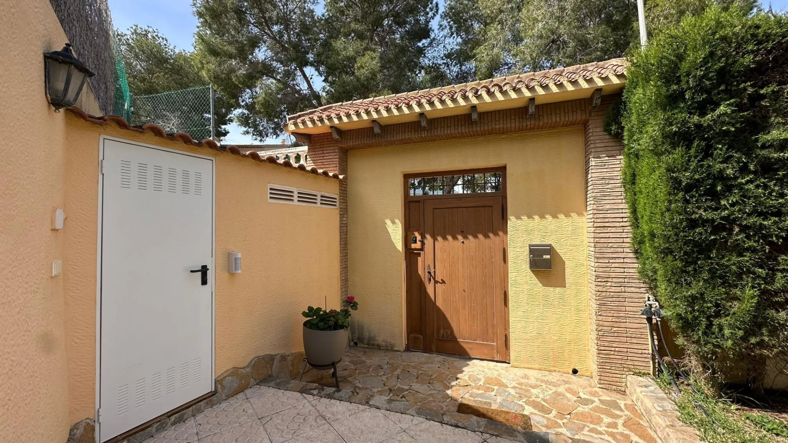 LUXURY DETACHED VILLA WITH PRIVATE POOL IN LOS BALCONES — LARGE PLOT & FULL PRIVACY