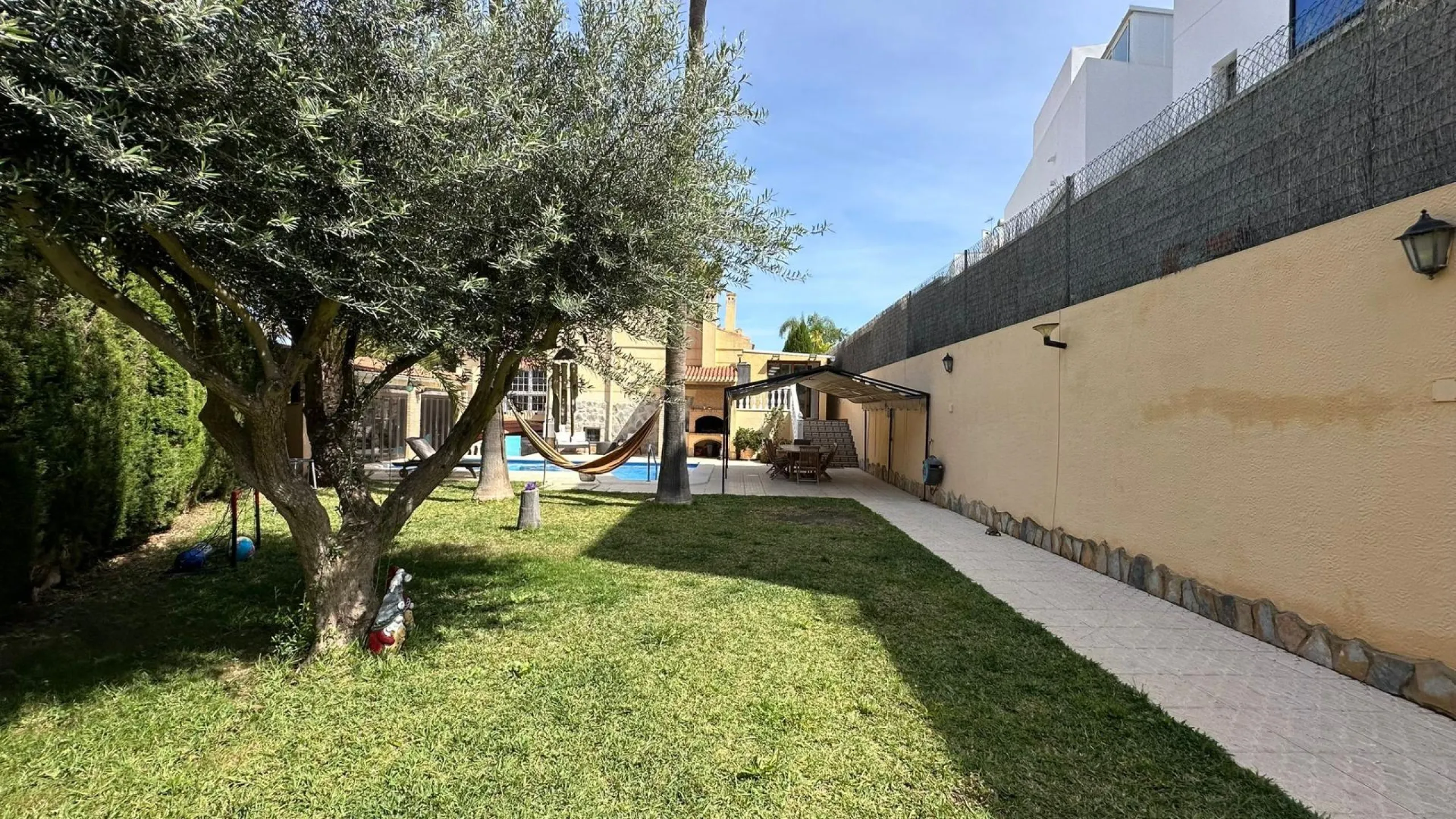 LUXURY DETACHED VILLA WITH PRIVATE POOL IN LOS BALCONES — LARGE PLOT & FULL PRIVACY
