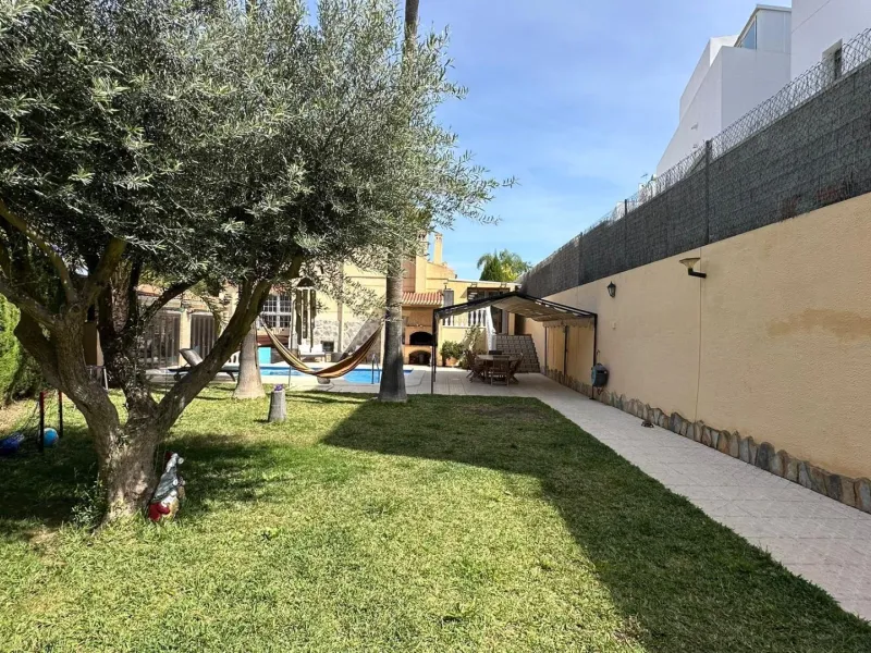 LUXURY DETACHED VILLA WITH PRIVATE POOL IN LOS BALCONES — LARGE PLOT & FULL PRIVACY