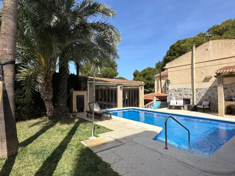 LUXURY DETACHED VILLA WITH PRIVATE POOL IN LOS BALCONES — LARGE PLOT & FULL PRIVACY