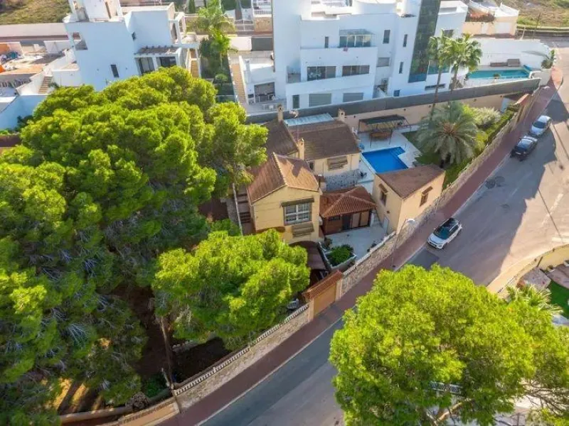 LUXURY DETACHED VILLA WITH PRIVATE POOL IN LOS BALCONES — LARGE PLOT & FULL PRIVACY