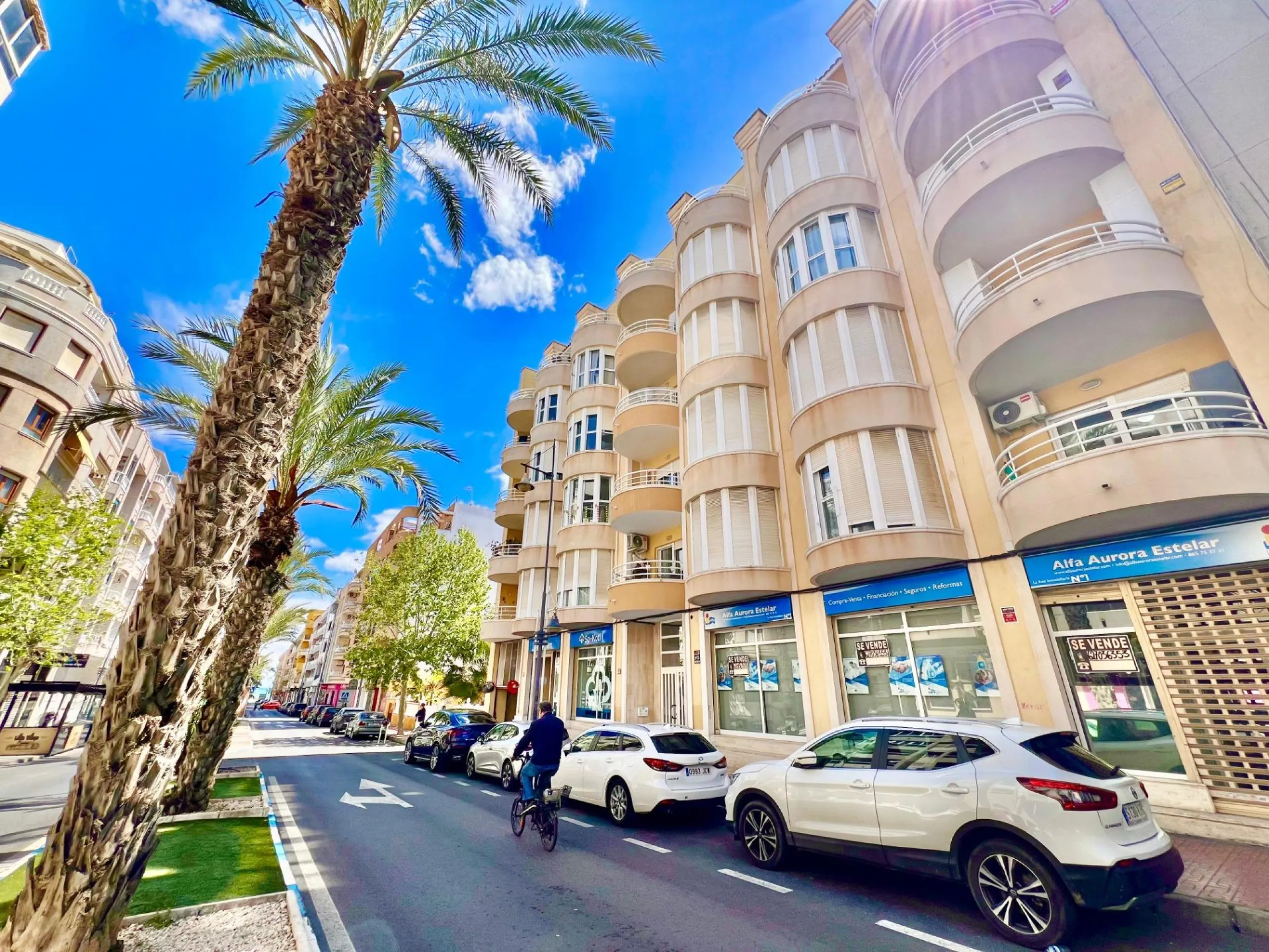 IMPECABLE VIVIENDA DE 2 HABITACIONES + PARKING EN PLENA AVENIDA DE LAS HABANERAS, A TAN SOLO 450m DE LA PLAYA