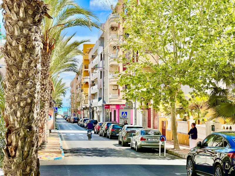 IMPECABLE VIVIENDA DE 2 HABITACIONES + PARKING EN PLENA AVENIDA DE LAS HABANERAS, A TAN SOLO 450m DE LA PLAYA