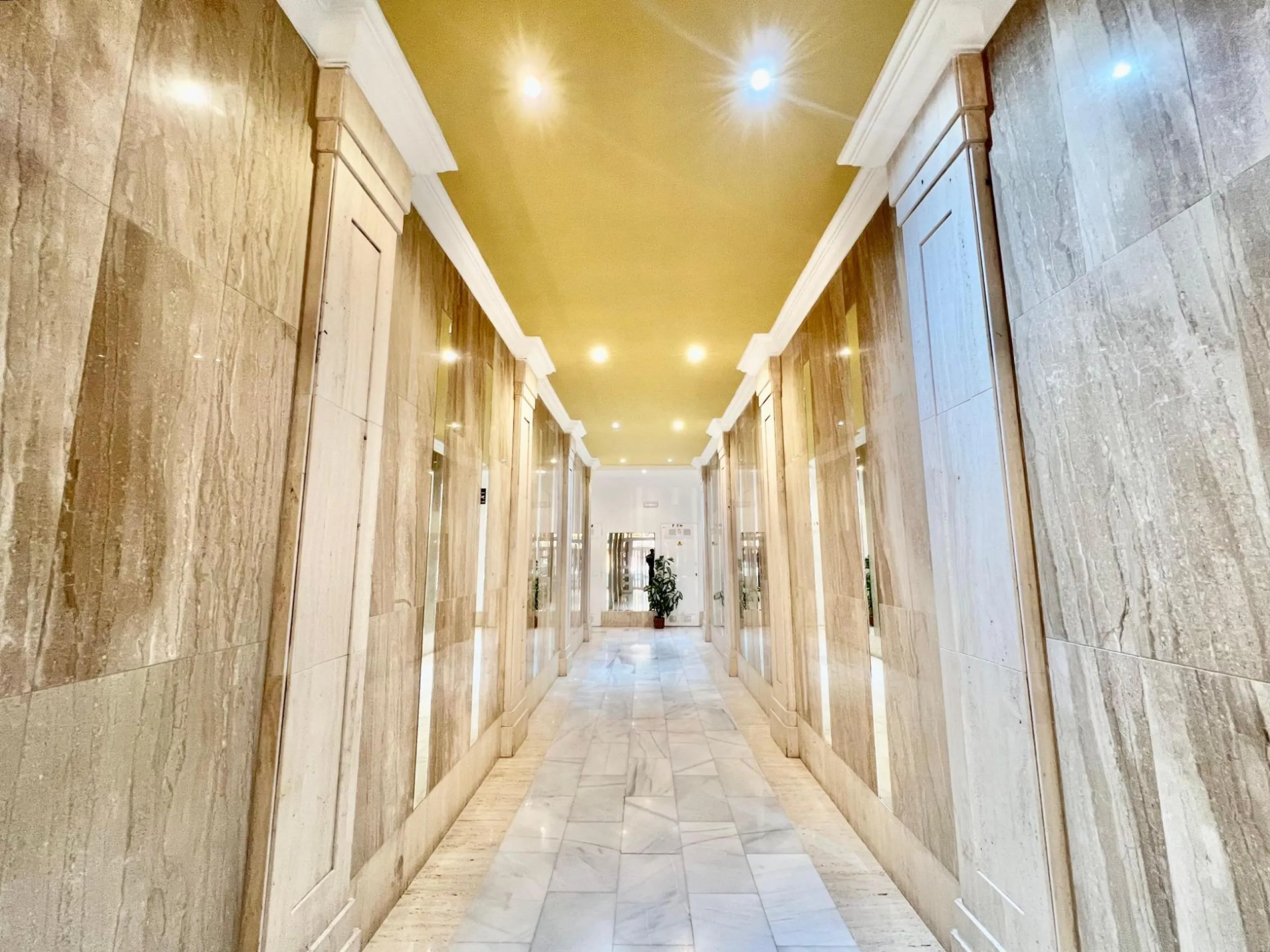 IMPECABLE VIVIENDA DE 2 HABITACIONES + PARKING EN PLENA AVENIDA DE LAS HABANERAS, A TAN SOLO 450m DE LA PLAYA