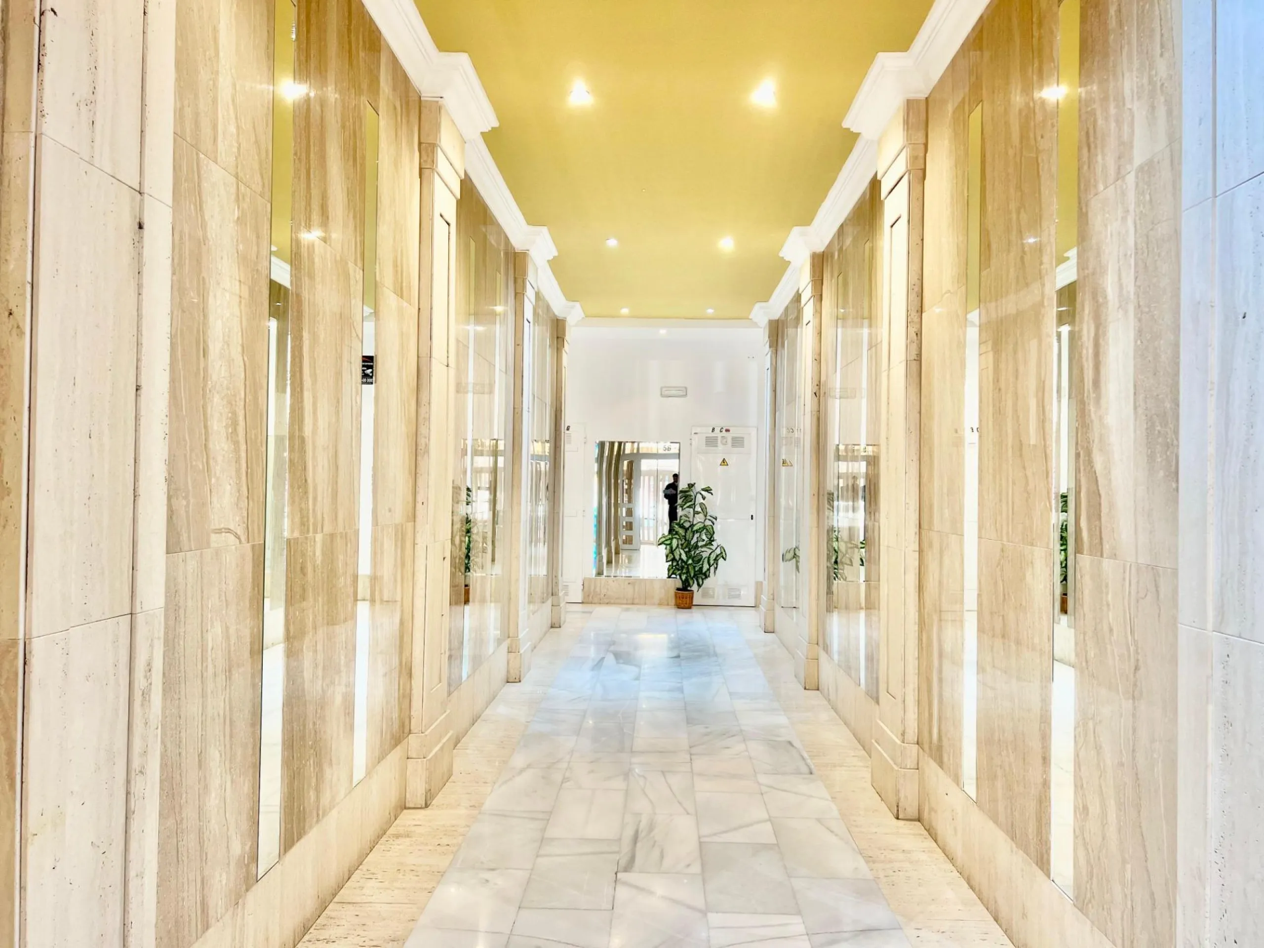 IMPECABLE VIVIENDA DE 2 HABITACIONES + PARKING EN PLENA AVENIDA DE LAS HABANERAS, A TAN SOLO 450m DE LA PLAYA