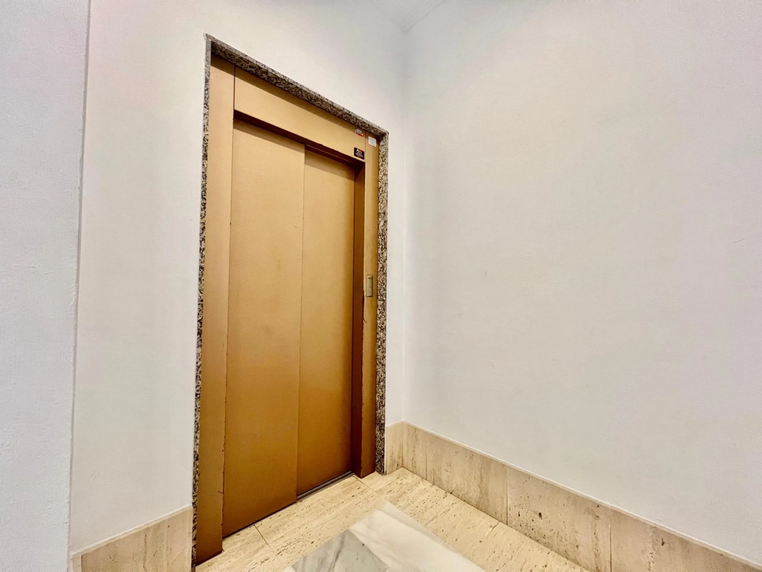IMPECABLE VIVIENDA DE 2 HABITACIONES + PARKING EN PLENA AVENIDA DE LAS HABANERAS, A TAN SOLO 450m DE LA PLAYA