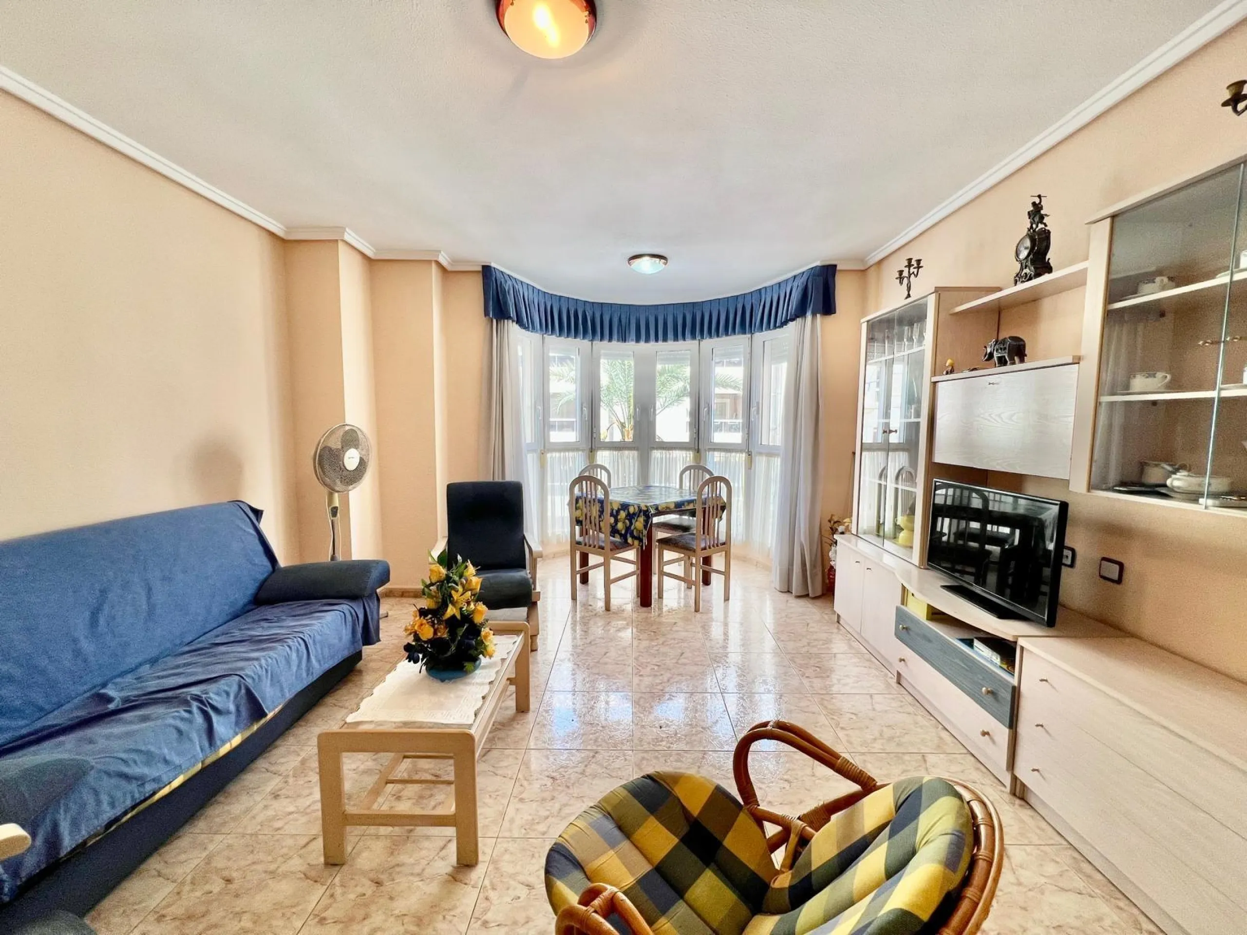 IMPECABLE VIVIENDA DE 2 HABITACIONES + PARKING EN PLENA AVENIDA DE LAS HABANERAS, A TAN SOLO 450m DE LA PLAYA