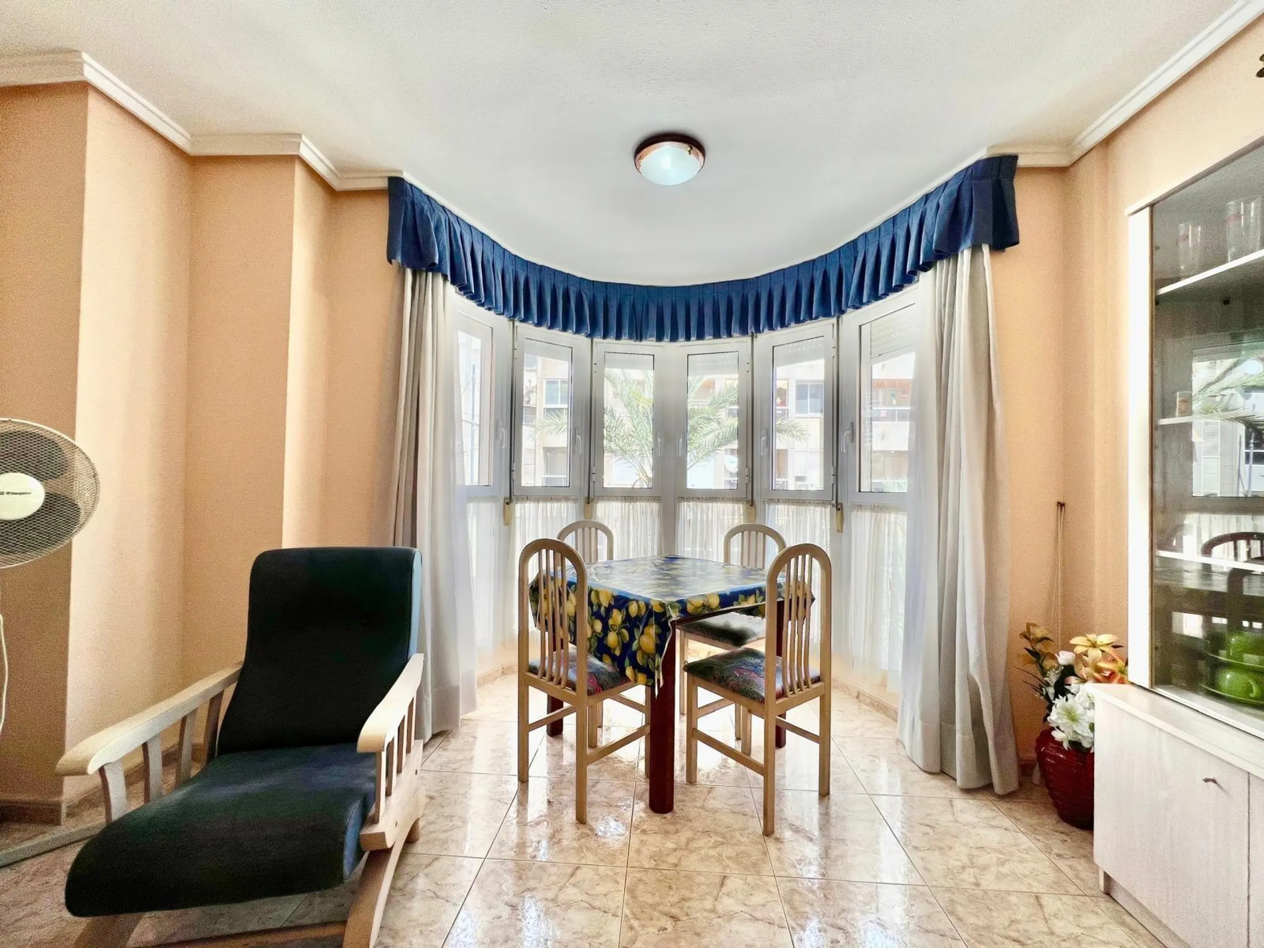 IMPECABLE VIVIENDA DE 2 HABITACIONES + PARKING EN PLENA AVENIDA DE LAS HABANERAS, A TAN SOLO 450m DE LA PLAYA