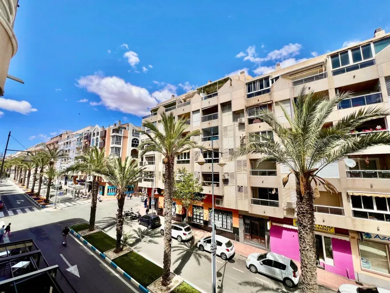 IMPECABLE VIVIENDA DE 2 HABITACIONES + PARKING EN PLENA AVENIDA DE LAS HABANERAS, A TAN SOLO 450m DE LA PLAYA