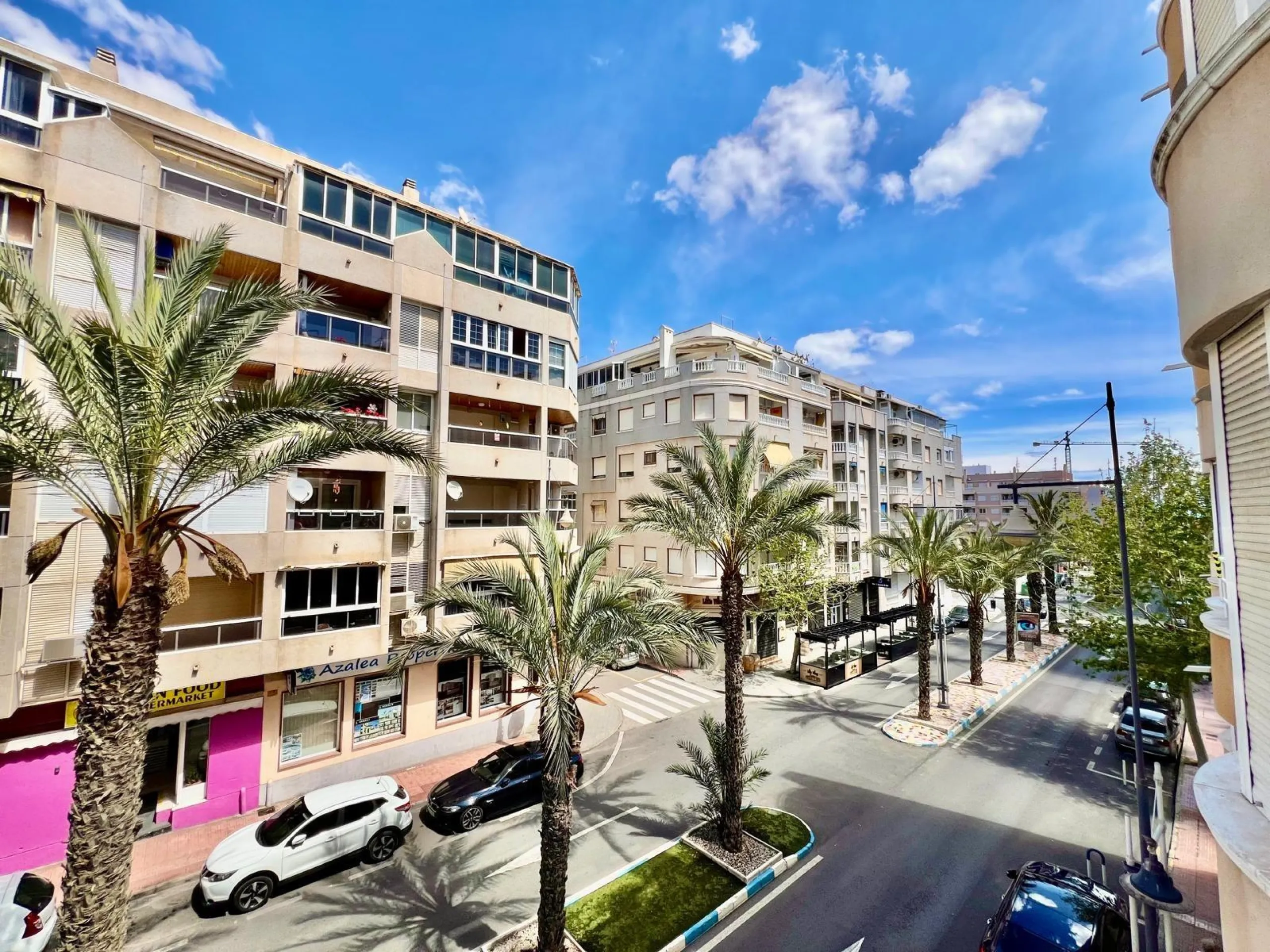 IMPECABLE VIVIENDA DE 2 HABITACIONES + PARKING EN PLENA AVENIDA DE LAS HABANERAS, A TAN SOLO 450m DE LA PLAYA